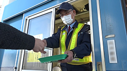 通行証(利用証明書)をお渡しください